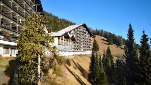 an apartment building on a hill with trees at Appartement Simonhöhe mit Pool in Zirkitz
