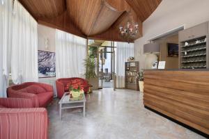 a living room with red chairs and a table at Appartamento Monolocale Moneglia 35 in Moneglia