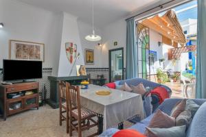 a living room with a couch and a table at Una casa azul in Manzanilla