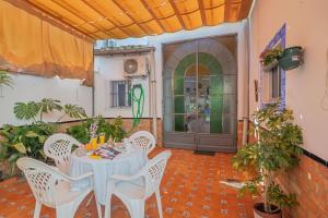 a patio with a table and chairs and a door at Una casa azul in Manzanilla +25 photos