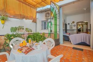 a table and chairs on a patio at Una casa azul in Manzanilla