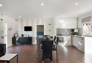 a kitchen and dining room with a table and chairs at Moradia Pinheiro Manso in Apúlia