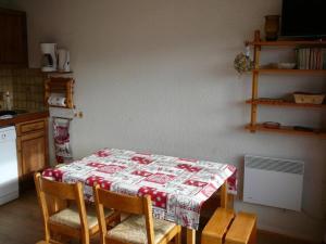 a kitchen with a table with a red and white table cloth at Studio Pathabac in Auris