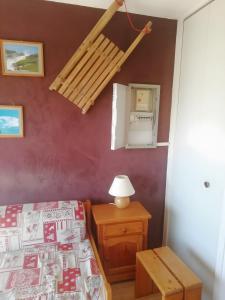 a bedroom with a bed and a wooden ceiling at Studio Pathabac in Auris