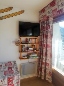 a living room with a tv and a window at Studio Pathabac in Auris