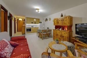 a living room and kitchen with a couch and a table at Maison Wanda La Salle in La Salle