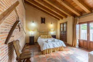 a bedroom with a bed and a brick wall at La Tarja in Martín Miguel