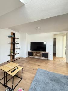 a living room with a tv and a table at Ferienwohnung Kastellaun in Kastellaun