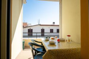 a table and chairs with a view of a balcony at La casa di Greta in Marcelli