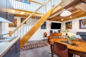 a kitchen and living room with a wooden ceiling at Offene Galerie-Fewo auf 2 Etagen in Bad Gandersheim