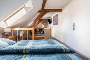 a bedroom with a bed and a loft at Offene Galerie-Fewo auf 2 Etagen in Bad Gandersheim
