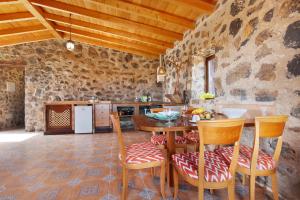 a kitchen with a table and chairs in a room at Casa los Javieles in Puerto del Rosario