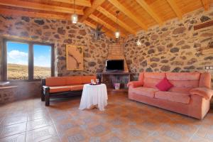 a living room with a couch and a table at Casa los Javieles in Puerto del Rosario