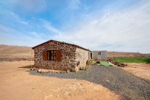 a small stone building in the middle of the desert at Casa los Javieles in Puerto del Rosario