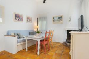 a living room with a table and a couch at Finca Encina - piscina compartida in Alájar