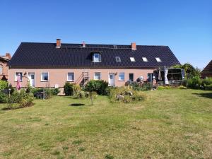 a house with a yard in front of it at Ferienwohnung Koppelblick in Plattenburg