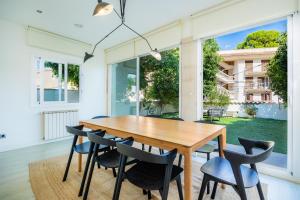 a dining room with a wooden table and chairs at Ca Nostra in Port d'Andratx