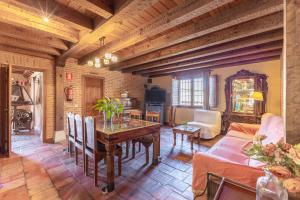 a living room with a table and a couch at La Tarja in Martín Miguel