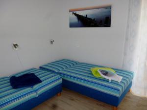 two twin beds in a room with a picture on the wall at Ankerhaus mit Sauna und Kamin in Karlshagen