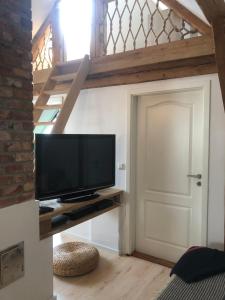 ein Wohnzimmer mit einem Flachbildfernseher neben einer Tür in der Unterkunft Lale in Wustrow