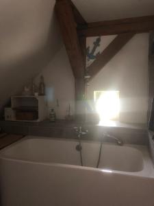 eine Badewanne mit Licht in einem Zimmer in der Unterkunft Lale in Wustrow + 36 Fotos