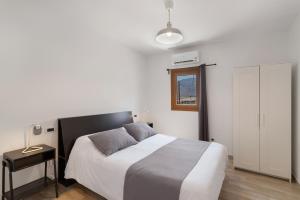 a bedroom with a bed and a table and a window at El Blanquizal B in San Nicolás