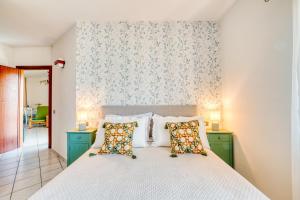 a bedroom with a bed with two pillows at Umbria Casavacanze Vista Panoramica in Montefranco