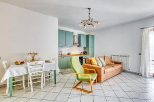 a living room with a couch and a table at Umbria Casavacanze Vista Panoramica in Montefranco