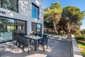 a patio with a table and chairs on a balcony at Naturamar in Muro