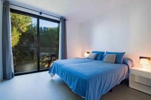 a bedroom with a bed and a large window at Naturamar in Muro