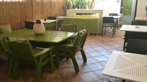 a green table with a vase sitting on top of it at Bnb Sottosopra intero 3 stanze 8pax in Gallipoli