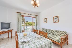 a living room with a table and a couch at Apartamento La Cabanya 1a in Canyamel