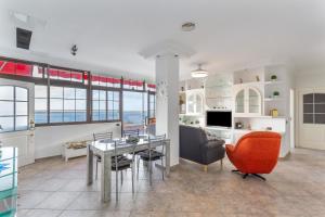 a kitchen and living room with a table and chairs at Crisol Apartamento in Puerto de la Madera