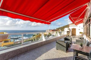 a balcony with a view of the ocean at Crisol Apartamento in Puerto de la Madera