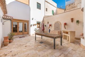 a patio with a table in the middle of a building at Casa El Naranjo Azul Granada in Lecrin