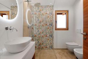 a bathroom with a sink and a shower at Appartement Mia in San Genesio Atesino +32 photos
