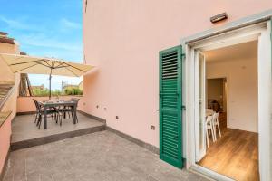 a patio with a table and an umbrella at Dal Pernè in Volastra
