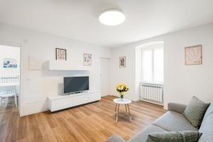 a living room with a couch and a tv at Dal Pernè in Volastra