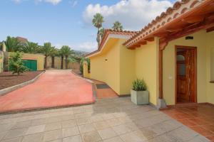 a driveway leading to a house with palm trees at Hiding Place Apartamento Mocan in Los Realejos
