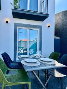 a table and chairs in a room with a window at Casa Do Tempo com Jacuzzi in Ribeira Brava