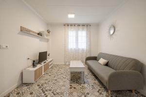 a living room with a couch and a tv at Casa Cinta in Deltebre