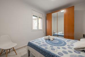 a bedroom with a bed and a mirror at Casa Cinta in Deltebre