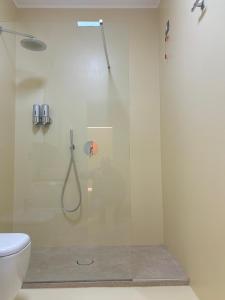 a glass shower in a bathroom with a toilet at Suite di Bianca in Foligno