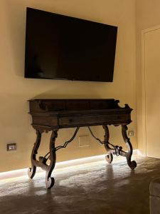 a flat screen tv on top of a table at Suite di Bianca in Foligno +19 photos