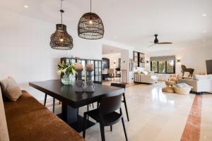 a living room with a table and a couch at Villa Flores in Marbella