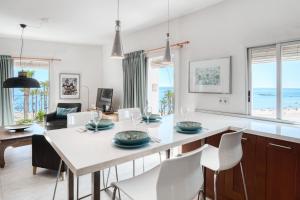 a dining room and living room with a table and chairs at Casa amarilla del mar piso 3y4 in Villajoyosa