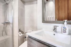 a bathroom with a sink and a shower at Casa amarilla del mar piso 3y4 in Villajoyosa +20 photos