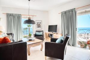 a living room with a view of the ocean at Casa amarilla del mar piso 3y4 in Villajoyosa