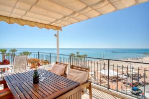a table on a balcony with a view of the beach at Casa amarilla del mar piso 3y4 in Villajoyosa