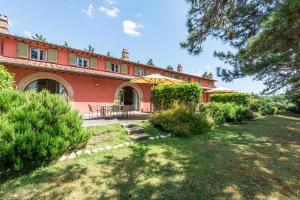 a house with a table and chairs in a yard at Villa Salvia in Trequanda